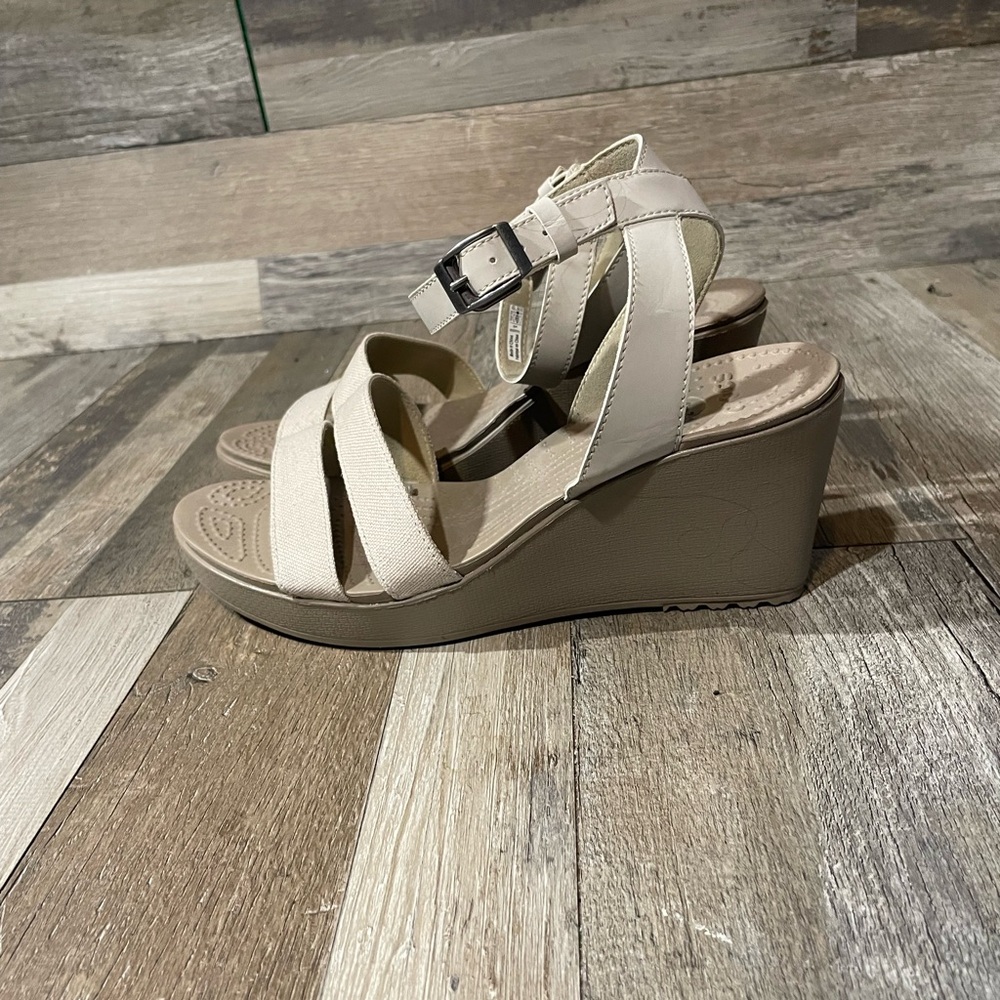 Crocs Leigh II Crossstrap Wedge Sandal Women's Size 9 Oatmeal/Mushroom